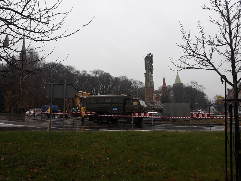 Rozbiórka Kolumny Zwycięstwa w Stargardzie w toku. Zdania mieszkańców miasta podzielone