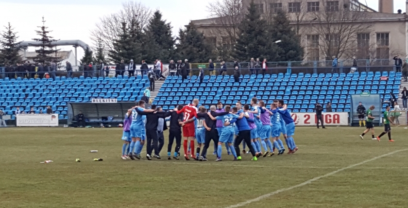 Lider na kolanach