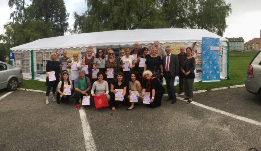 Artystycznie przed kinem Morena. Podczas pleneru powstało ponad 100 prac