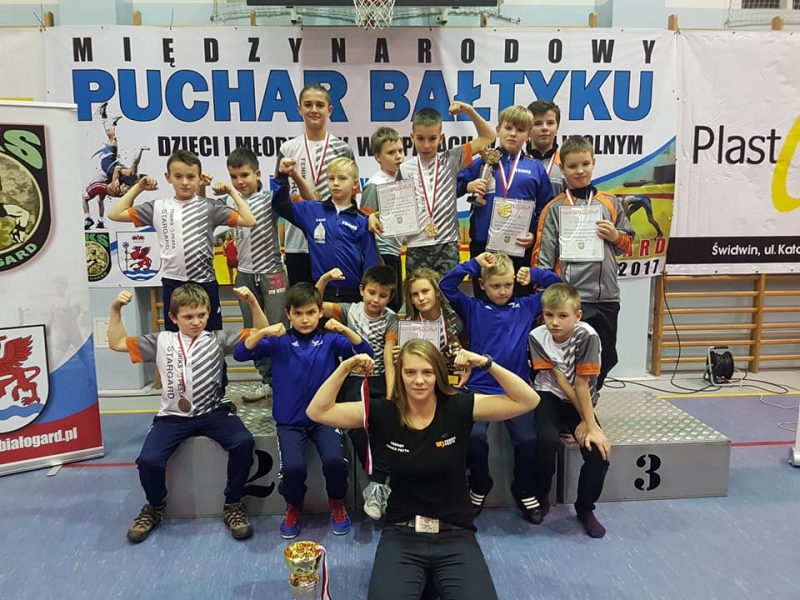 Młodzi sportowcy z medalami
