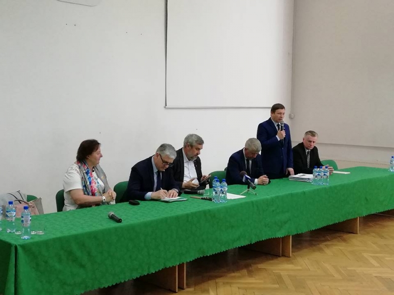 Politycy PiS-u w Barzkowicach chwalili swoje flagowe programy