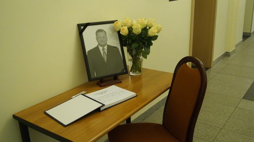 Wystawiono księgi kondolencyjne poświęcone Sławomirowi Pajorowi. Pogrzeb prezydenta w poniedziałek