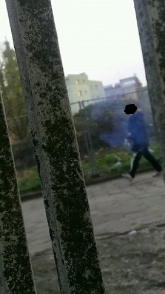 Scena niczym z horroru na ul. Szewskiej. Mężczyzna biegał z piłą