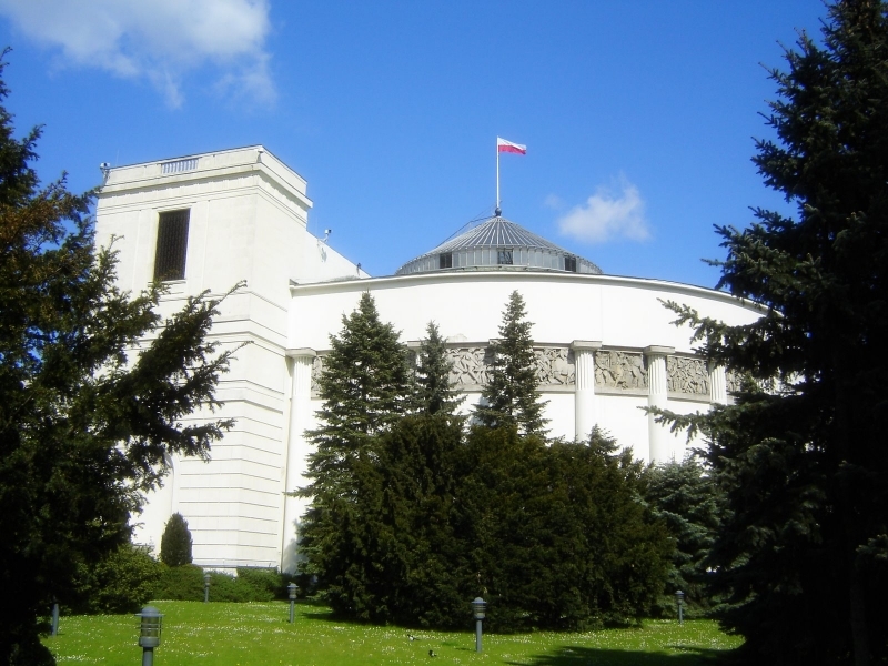 Sejm rozpoczął pracę nad przyszłorocznym budżetem. Poselskiej debacie towarzyszą protesty
