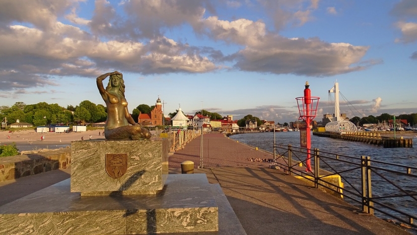 Ustka: Do wody wpadł wózek z dzieckiem. Molo zostanie zabezpieczone