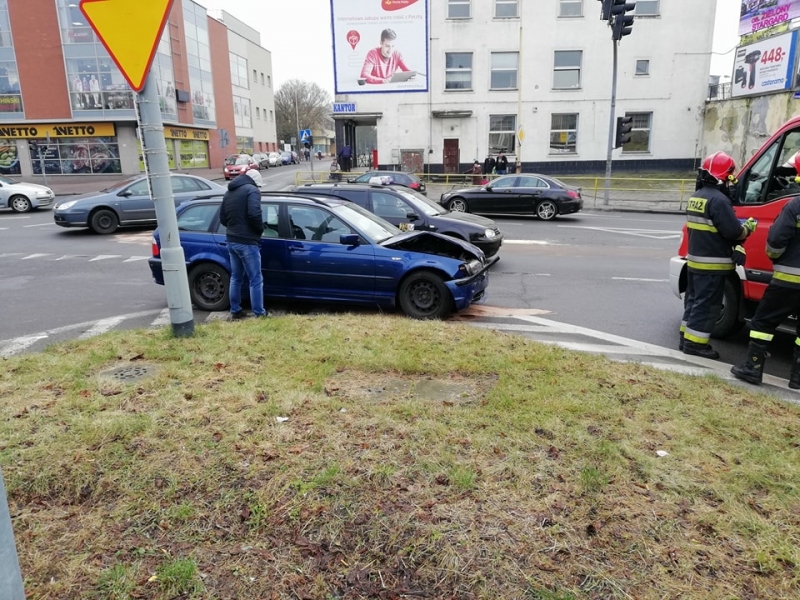 Wypadek z udziałem karetki na Wyszyńskiego