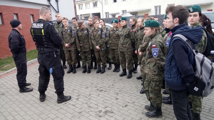 Uczniowie klasy mundurowej z wizytą u policjantów
