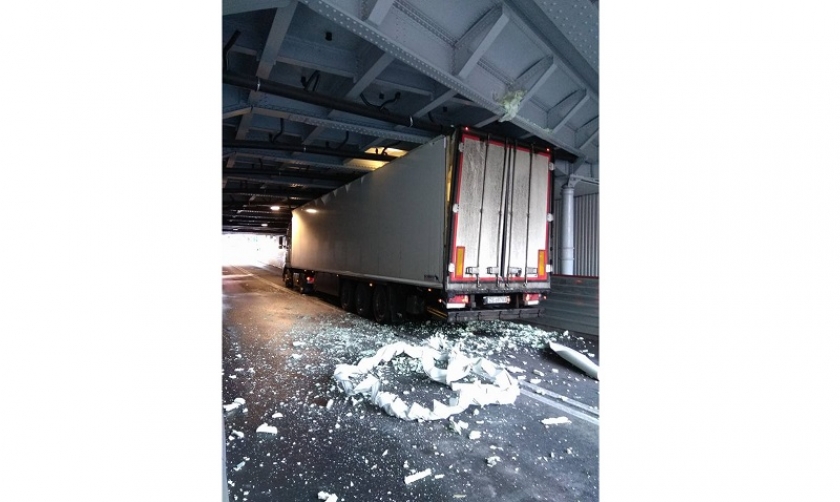 Stargard: Ciężarówka utknęła pod wiaduktem kolejowym [AKTUALIZACJA]