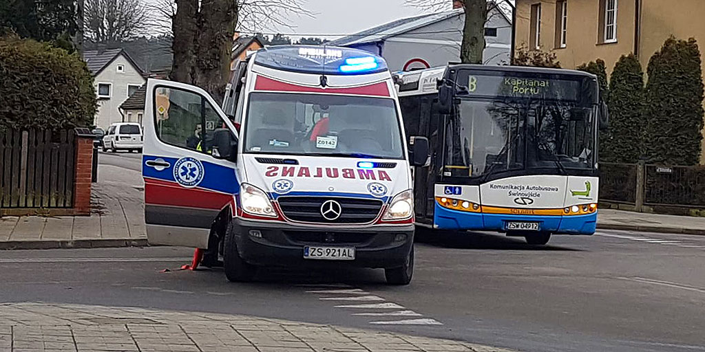 Kierowca autobusu chciał uniknąć zderzenia. Dwie osoby ...