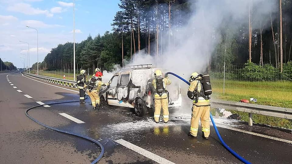 Policjant Uratował Kobietę Z Płonącego Samochodu Twoje Radio Tylko Przeboje 6354