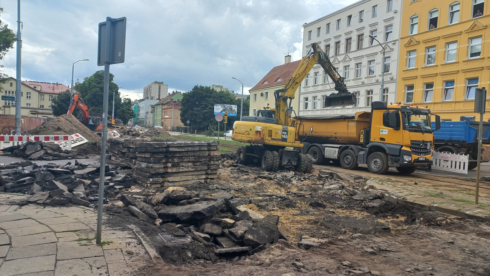 Remont na  al. Powstańców Wielkopolskich w Szczecinie. Ruch został częściowo zamknięty