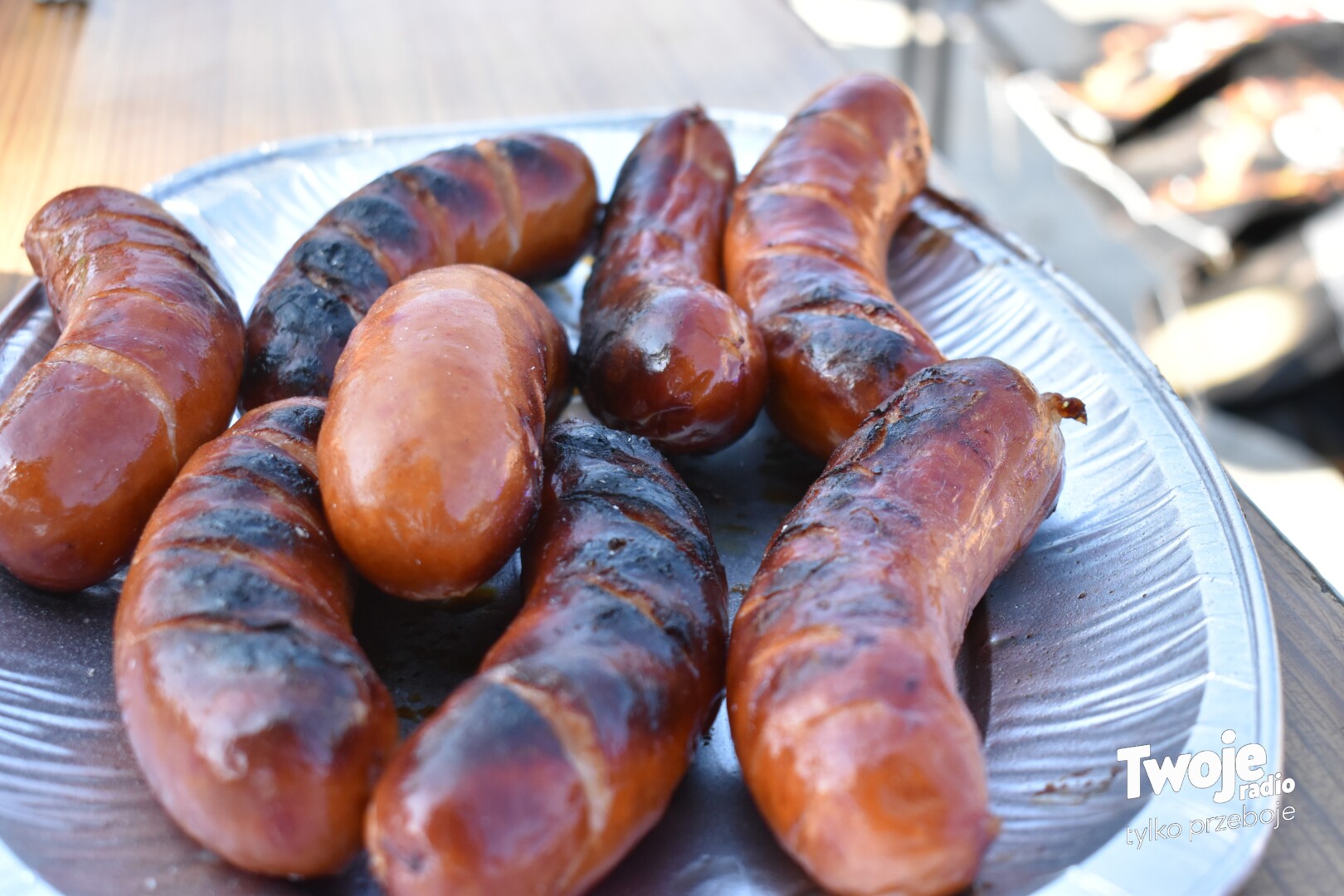 Grillowanie w Polsce. Kiełbasa przez cały czas króluje, ale rośnie popularność wody i piwa bezalkoholowego