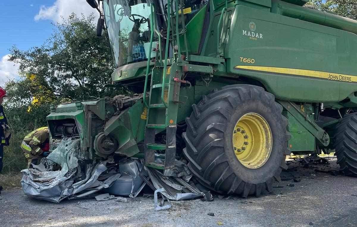 Auto wbiło się pod kombajn, nie żyją dwie osoby