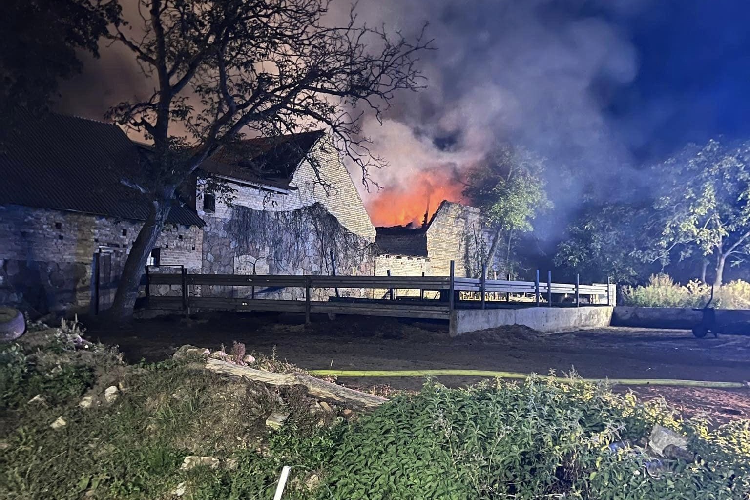 Pożar stodoły w miejscowości Suchanki. Ewakuowano 50 sztuk bydła