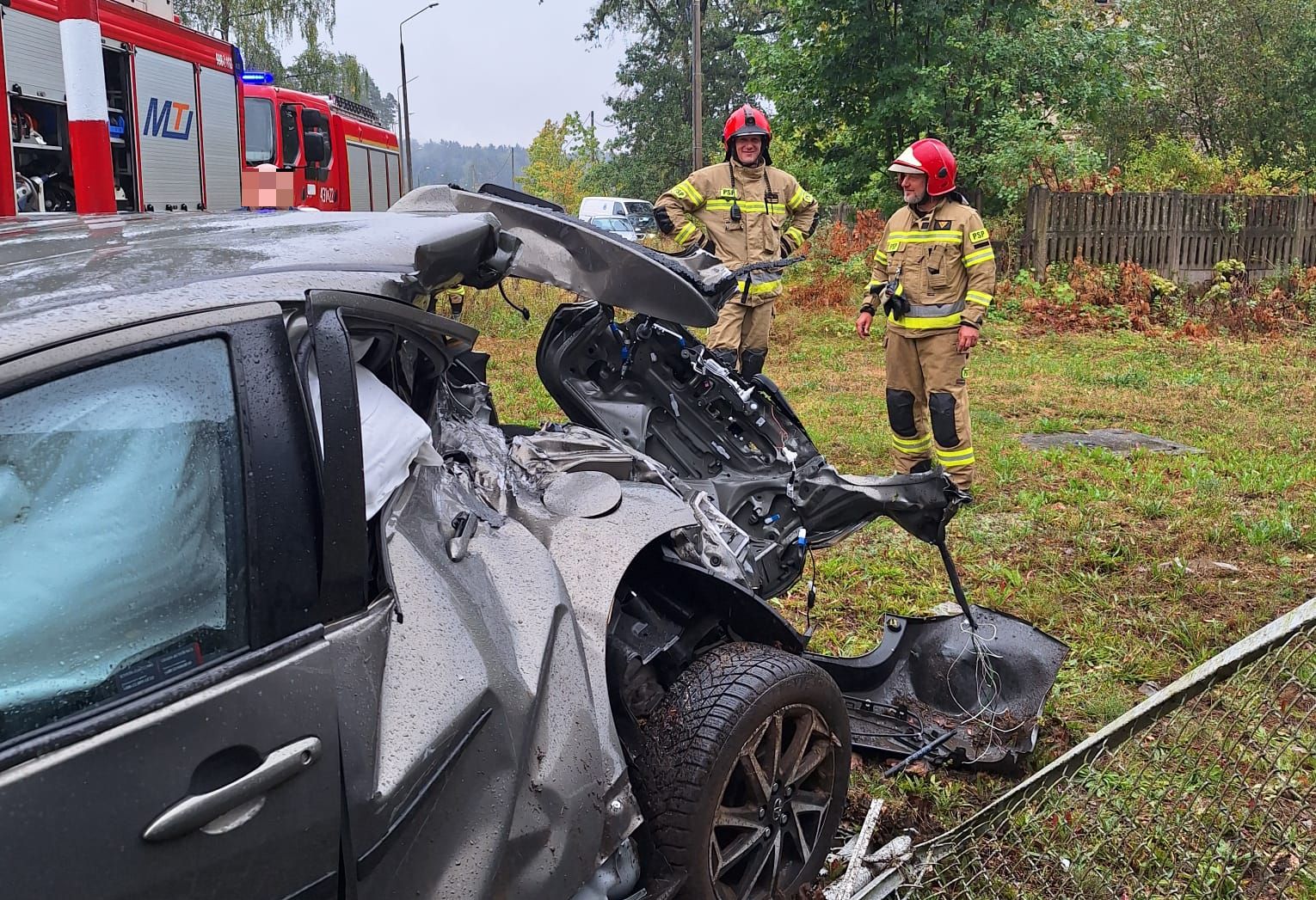 Zderzenie na przejeździe kolejowym, auto mocno rozbite