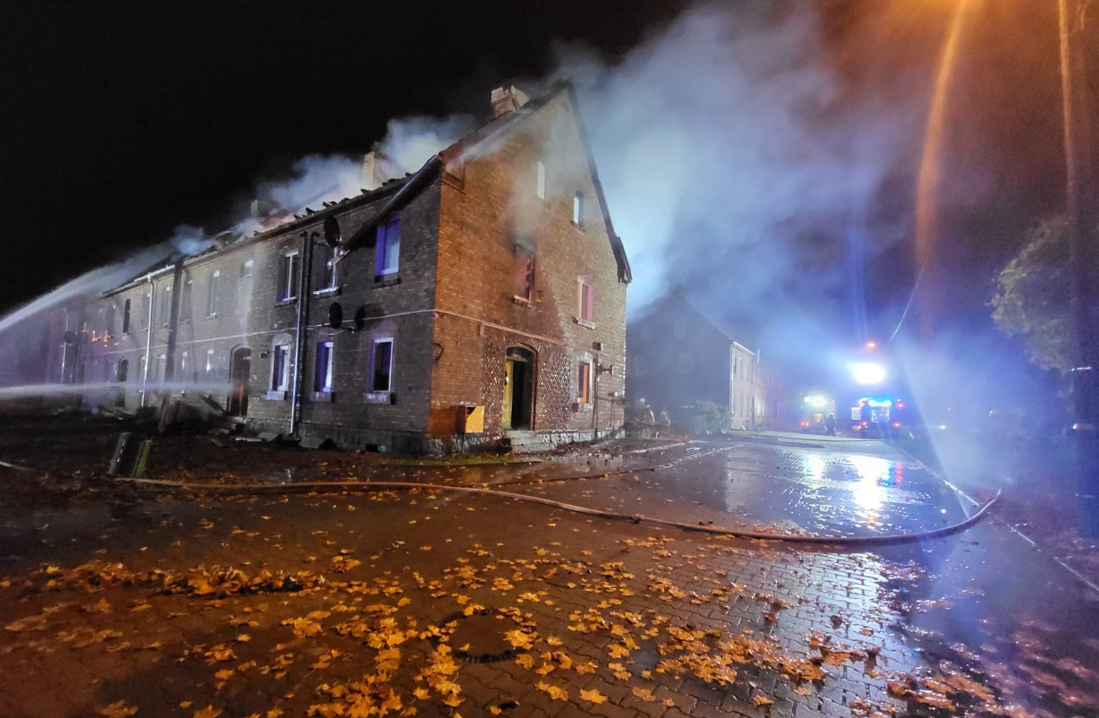 Potężny pożar kamienicy. Zawalił się dach