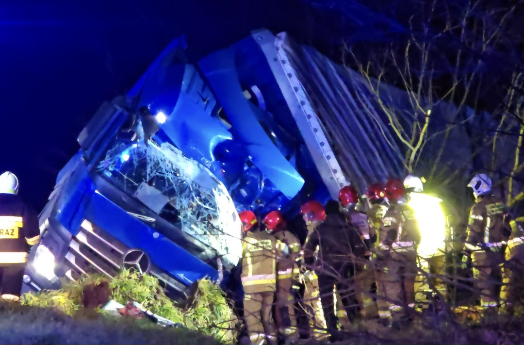 Kabina ciężarówki kompletnie rozbita, kierowca nie przeżył