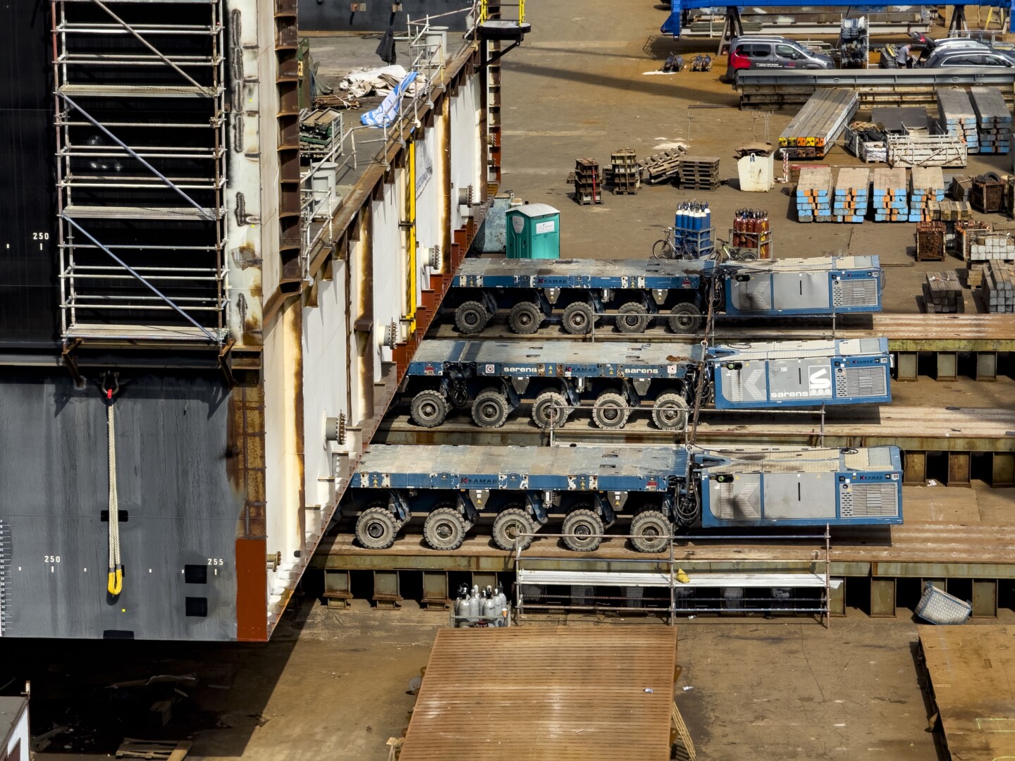 Szczecin. Stocznia „Wulkan” woduje kolejny moduł doku pływającego