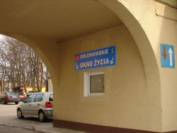 Kilkunastomiesięczny chłopiec pozostawiony w oknie życia w Goleniowie