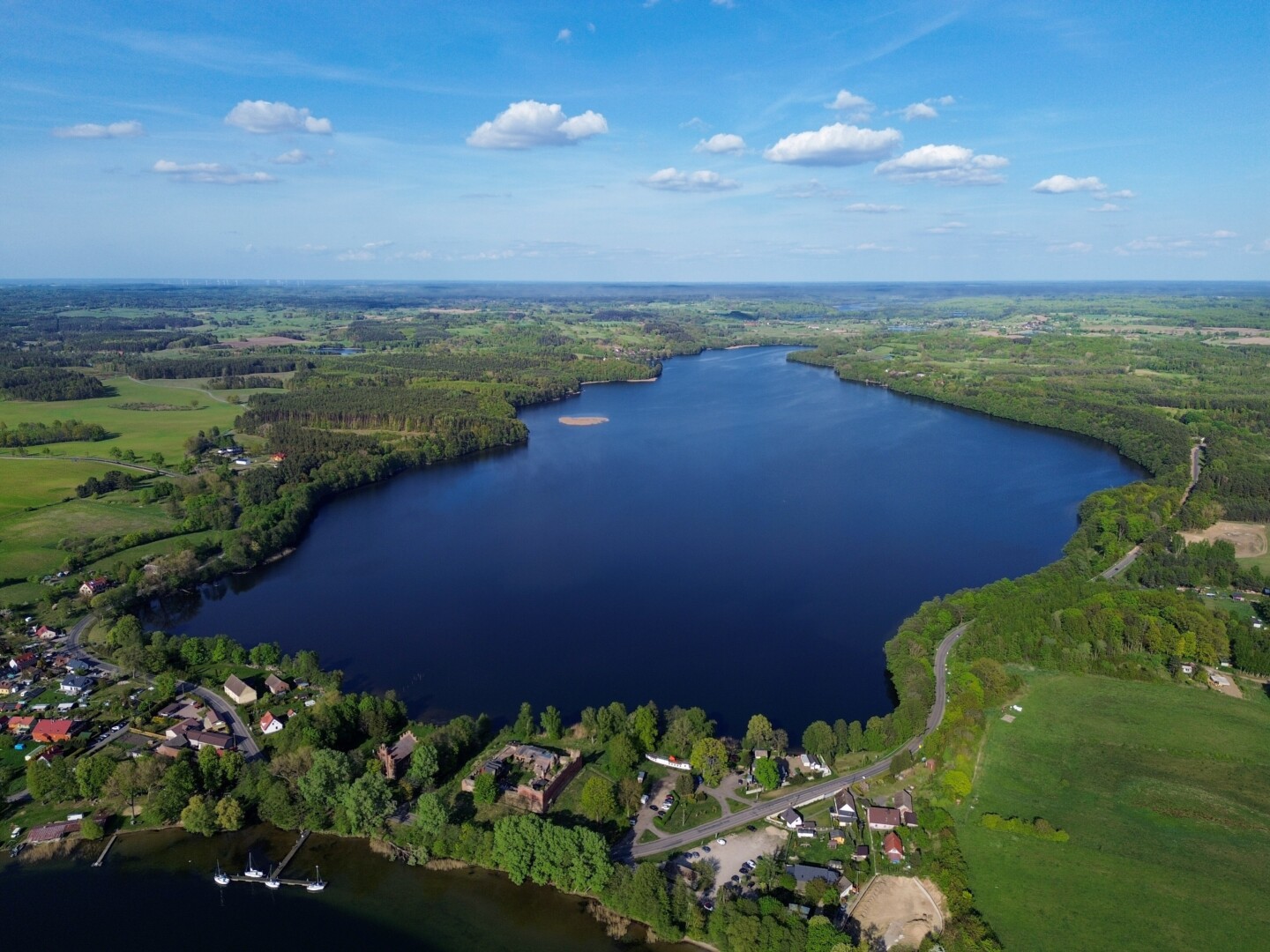 Zakaz kąpieli nad jeziorem Żerdno. Powodem wykryte bakterie