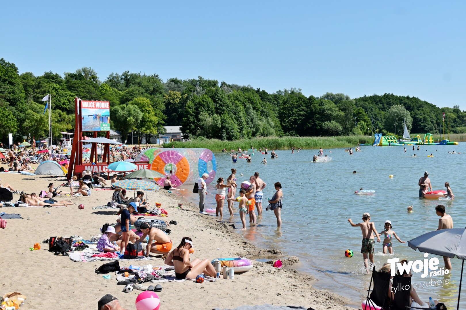 Tysiące osób nad Jeziorem Miedwie. Upał wygonił mieszkańców nad wodę (ZDJĘCIA)